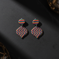 Flat lay – dugine romb chevron naušnice, tamni škriljevac