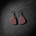 Flat lay – kapljaste dugine chevron naušnice