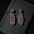 Flat lay – ovalne mozaik chevron dugine naušnice