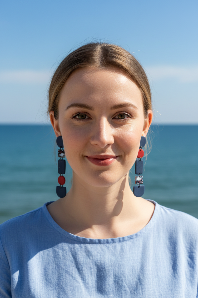 Na modelu - morska pozadina