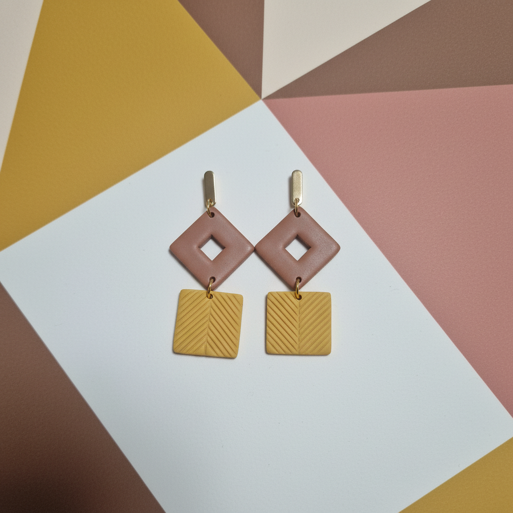 Taupe romb + žuti kvadrat — podloga